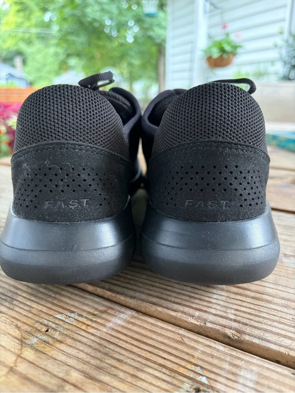 Kizik All-Black Slip-On Knit Sneaker. Men’s 9W, Women’s 10.5W Feather light!